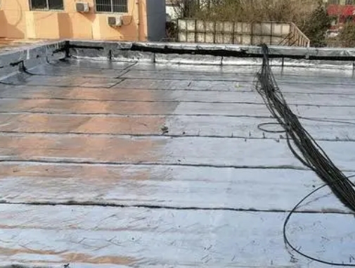 阳东卫生间漏水维修公司分享下阳东屋面楼顶防水刚性防水层施工要点。